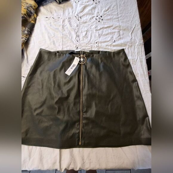 Trina Turk Olive Green Faux Leather Skirt – Size 14 – NWT - Picture 2 of 8